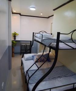 - deux lits superposés dans une chambre dans l'établissement Parayno's Residence, à Manille