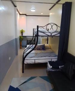 Giường trong phòng chung tại Parayno's Residence