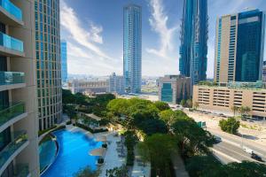 widok na miasto z rzeką i budynki w obiekcie FIRST CLASS 1BR with DUBAI SKYLINE view w Dubaju