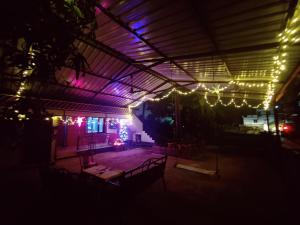 ein lichtdurchflutetes Zimmer mit Stühlen und Beleuchtung in der Unterkunft KENSON HOMESTAY in Mangaluru