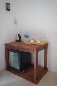 una mesa de madera con una TV encima. en Sigiriya Cottage en Sigiriya