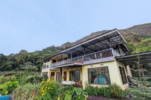 una casa sul fianco di una collina di VillaSembalun a Sembalunbumbung