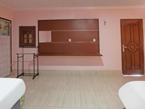 una stanza vuota con una panca e una porta di legno di VillaSembalun a Sembalunbumbung Altre 50 foto