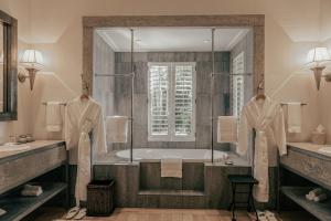 Kamar mandi di Rosewood Kauri Cliffs