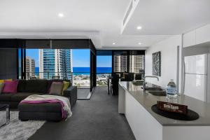 uma cozinha e sala de estar com vista para o oceano em Circle on Cavill - Ocean Facing - Self Contained, Privately Managed em Gold Coast