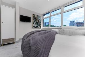 ロンドンにある1 Bedroom stylish apartment in Webley parkのベッドルーム1室(ベッド1台、大きな窓付)
