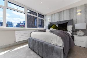 ロンドンにある1 Bedroom stylish apartment in Webley parkのベッドルーム1室(大きなベッド1台、大きな窓付)