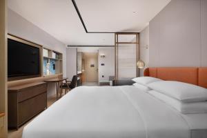 Home2 Suites By Hilton Hotel Guangzhou Baiyun International Airport Branch - Free Shuttle Bus to Guangzhou Baiyun International Airport & Free Deliver Service to Canton Fair Complex During Canton Fair Periodにあるベッド