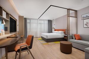 Home2 Suites By Hilton Hotel Guangzhou Baiyun International Airport Branch - Free Shuttle Bus to Guangzhou Baiyun International Airport & Free Deliver Service to Canton Fair Complex During Canton Fair Periodにあるベッド