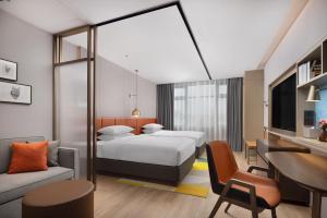 Home2 Suites By Hilton Hotel Guangzhou Baiyun International Airport Branch - Free Shuttle Bus to Guangzhou Baiyun International Airport & Free Deliver Service to Canton Fair Complex During Canton Fair Periodにあるベッド