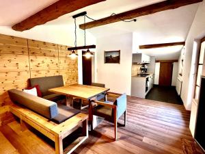 ein Wohnzimmer mit einem Holztisch und einem Esszimmer in der Unterkunft Bioberghof Rohr in Fieberbrunn