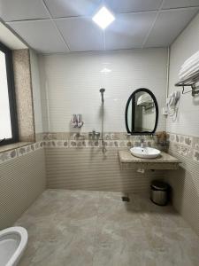 bagno con lavandino e specchio di Phúc Lâm Hotel a Ha Giang