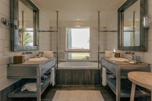 Kamar mandi di Rosewood Kauri Cliffs