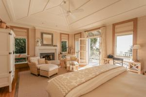 Tempat tidur dalam kamar di Rosewood Kauri Cliffs +37 foto
