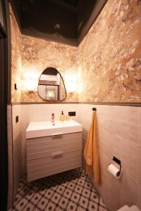 y baño con lavabo y espejo. en 19 century Kaunas heritage apartment 2+2, en Kaunas