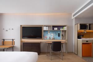 Home2 Suites By Hilton Hotel Guangzhou Baiyun International Airport Branch - Free Shuttle Bus to Guangzhou Baiyun International Airport & Free Deliver Service to Canton Fair Complex During Canton Fair Periodにあるキッチンまたは簡易キッチン