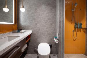 Home2 Suites By Hilton Hotel Guangzhou Baiyun International Airport Branch - Free Shuttle Bus to Guangzhou Baiyun International Airport & Free Deliver Service to Canton Fair Complex During Canton Fair Periodにあるバスルーム