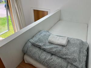 een witte kamer met een bed en een raam bij City Centre 4 in Manchester