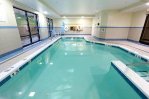 西徹斯特的住宿－西切斯特智選假日酒店，大楼内的一个蓝色海水游泳池