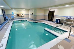 una gran piscina en una habitación de hotel en Holiday Inn Express Hotel & Suites West Chester, an IHG Hotel, en West Chester