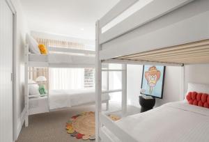 Habitación blanca con 2 literas. en Matilda - Noosa Heads, en Noosa Heads 24 fotos más