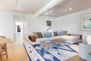 una sala de estar con un sofá y una mesa en Matilda - Noosa Heads, en Noosa Heads