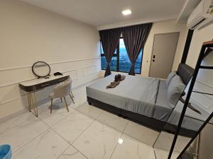 een slaapkamer met een bed, een bureau en een wastafel bij Arte Cheras The Premium Suites by iLuxHome in Kuala Lumpur