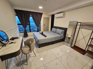 een slaapkamer met een bed, een bureau en een raam bij Arte Cheras The Premium Suites by iLuxHome in Kuala Lumpur