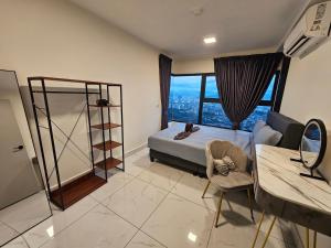 een slaapkamer met een bed en een groot raam bij Arte Cheras The Premium Suites by iLuxHome in Kuala Lumpur