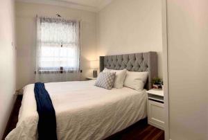 een slaapkamer met een groot bed en een raam bij Rosebay water front 4 bd home in Brisbane