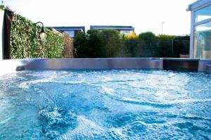 Πισίνα στο ή κοντά στο Botany Bay House with Hot Tub, close to Beach