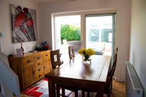 Χώρος καθιστικού στο Botany Bay House with Hot Tub, close to Beach