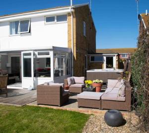 Χώρος καθιστικού στο Botany Bay House with Hot Tub, close to Beach