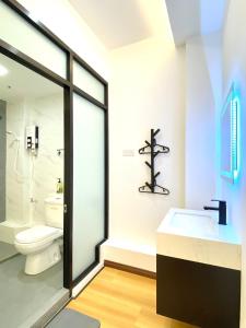 een badkamer met een toilet en een wastafel bij Grace Homestay Tawau in Tawau