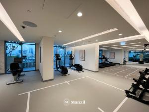 Fitness centrum a/nebo fitness zařízení v ubytování Manzil - 2BR Home in Emaar Beach Front with Sea View