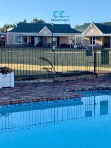 una piscina de agua frente a un edificio en Claptons Cottage 12 en Jeffreys Bay