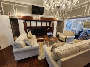 ウィットバンクにあるC'est La Vie Boutique Hotelのリビングルーム(ソファ2台、暖炉付)
