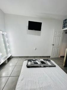 Habitación blanca con colchón en el suelo en CASA AMBAR, en Tijuana