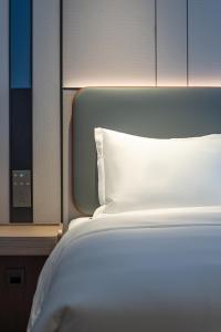 Posteľ alebo postele v izbe v ubytovaní Holiday Inn Express Changsha Development Zone, an IHG Hotel