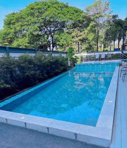 a large swimming pool with blue water at 一室一厅宁静舒适公寓清迈市中心 in Chiang Mai