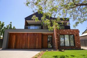 a red brick house with a black roof at The McKinlay Echuca in Echuca