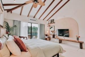 um quarto grande com uma cama grande e uma televisão em Eclectic Luxury 3bhk Villa with Private Pool em Mapuçá