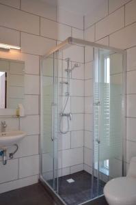 Bilik mandi di Modern 4BR Villa with Private Pool walk to Palm Beach