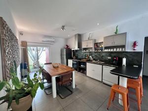 Dapur atau dapur kecil di Modern 4BR Villa with Private Pool walk to Palm Beach