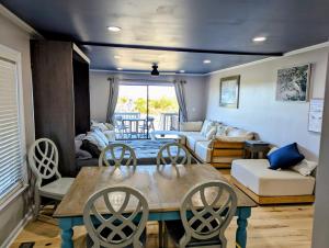 Il comprend une cuisine et un salon avec une table et des chaises. dans l'établissement Harbor Island D112, à Oceanmarsh Subdivision