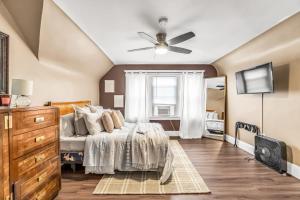 a bedroom with a bed and a ceiling fan at A walk to Yale Bridgeport Hospital in Bridgeport