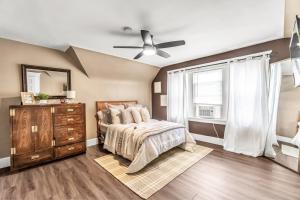 a bedroom with a bed and a ceiling fan at A walk to Yale Bridgeport Hospital in Bridgeport