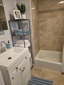 ブリッジポートにあるA walk to Yale Bridgeport Hospitalの洗面台、浴槽、シャワーを備えたバスルーム +8枚の写真