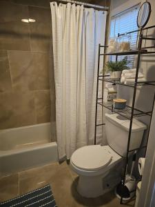 ブリッジポートにあるA walk to Yale Bridgeport Hospitalのバスルーム(白いトイレ、シャワー付)