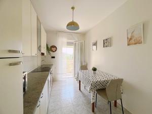 a kitchen with a table and a table and chairs at Appartamento ampio con vista panoramica a Cadorago in Fino Mornasco